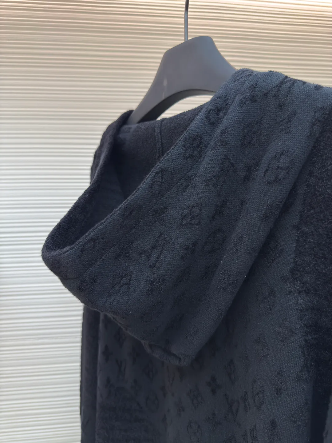 LOUIS VUITTON Jacquard hooded long-sleeved sweatshirt ●Authentic product: Purchased and developed for 14999 ●Item number: 1680357-B10 ●Material: fine cotton yarn fabric ●Technology: jacquard production ●Version: fitted version ●Weight: about 925 grams ●Size: S-M-L-XL ●Description: 40 counts of high-quality fine cotton yarn and 18 counts of rayon centipede loose yarn. Using a Japanese imported machine (Muratec) 14 knitting machine, wool jacquard. Washed wool, customized 1:1 trademark, loose fit. , the color is consistent without color difference. It can be matched with the same style to create a fashionable look, and can be used in various occasions. Customized accessories, complete with three standards, same style for men and women!
